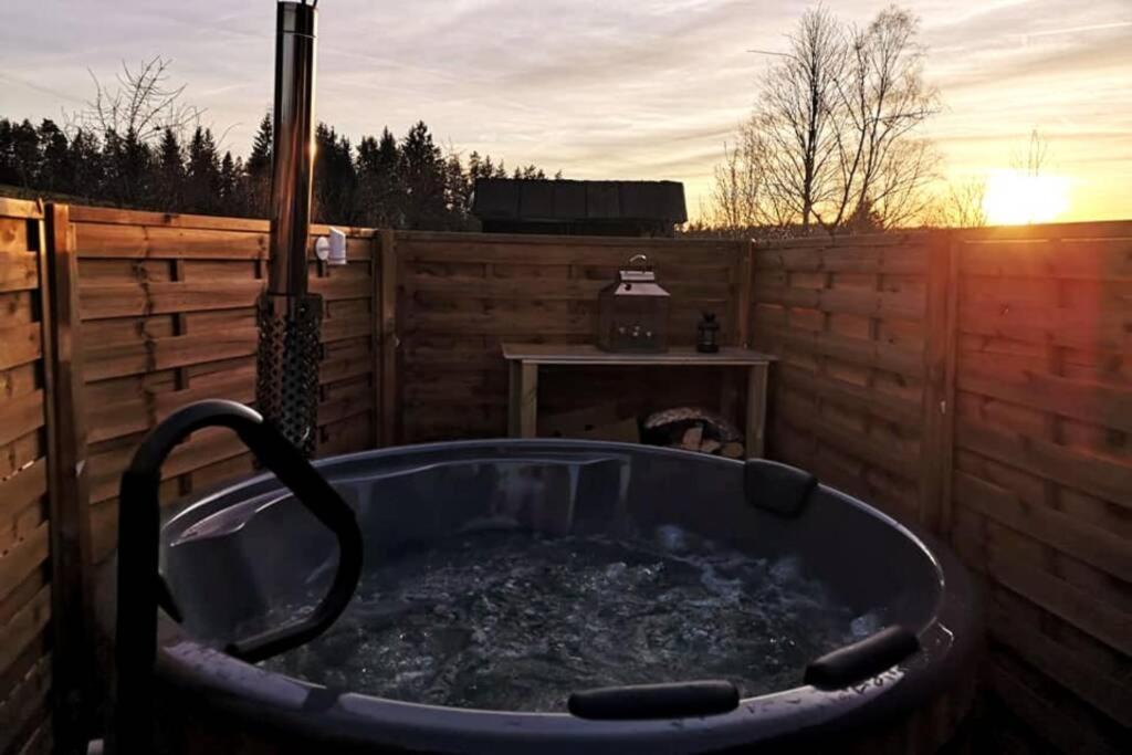Ruhig Gelegene, Top Moderne Ferienwohnung - Hot Tub Und Sauna Gegen Aufpreis Neuhaus an Der Eger エクステリア 写真